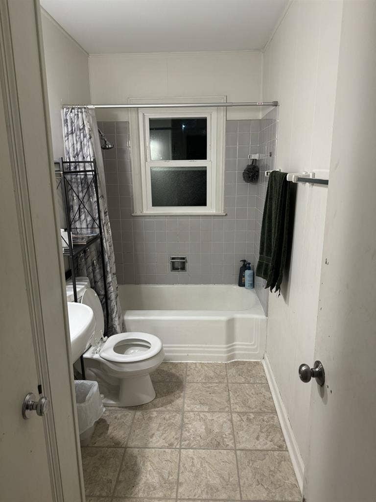 yr old males seeking 3rd roomate