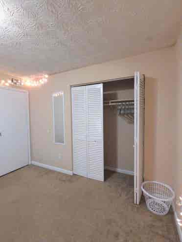 Jax Beach cozy room and bathroom