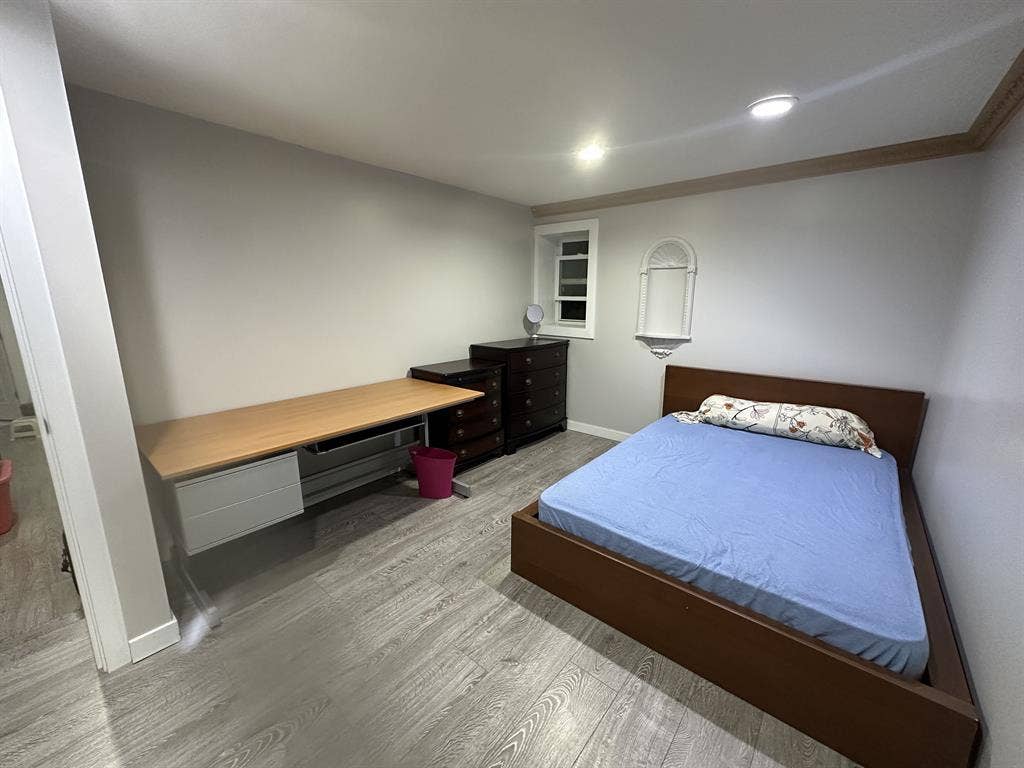 Looking for a female roommate