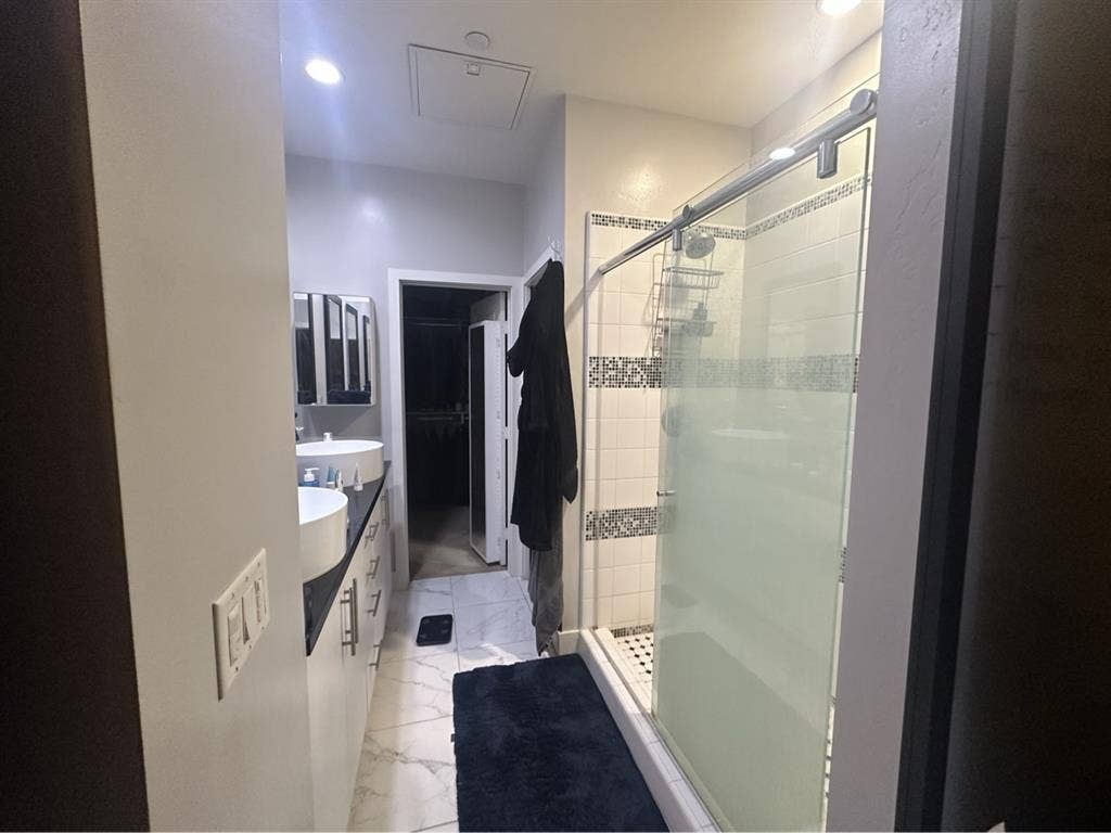 Room for rent in mission valley!!