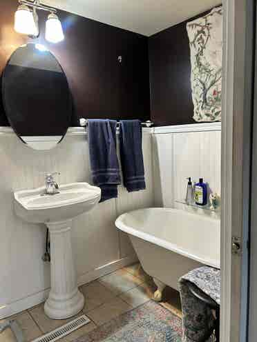 All inclusive 3 rooms in a house