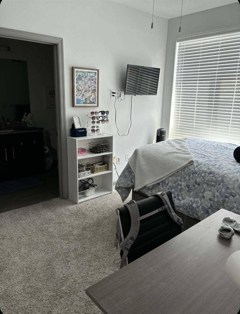 Room at lark! Available asap