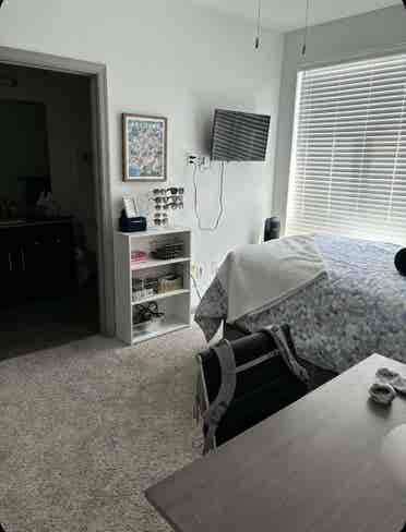 Room at lark! Available asap