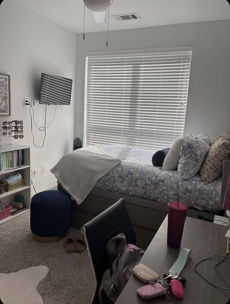 Room at lark! Available asap