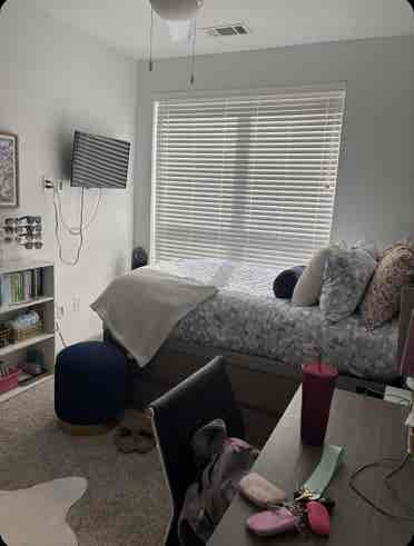 Room at lark! Available asap