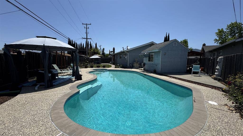 Rooms for rent in house w/pool