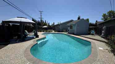 Rooms for rent in house w/pool