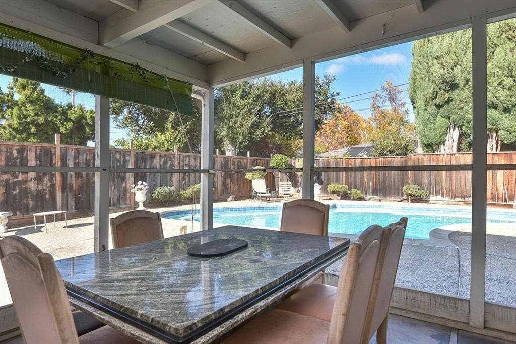 Looking for roommate