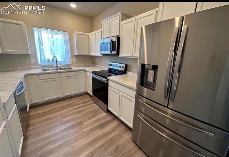 Beautiful home,  mins from bases