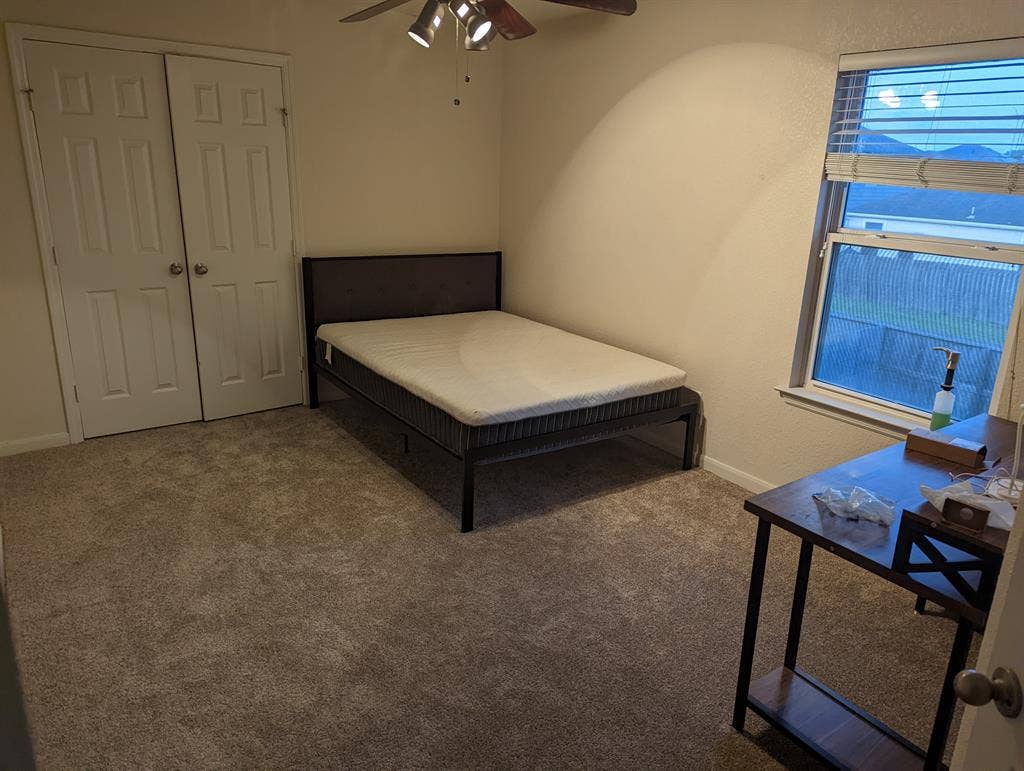 Private room for rent in quiet neig