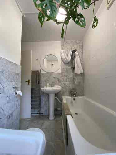 Bright, spacious double room NW1