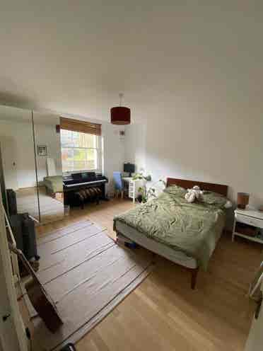 Bright, spacious double room NW1