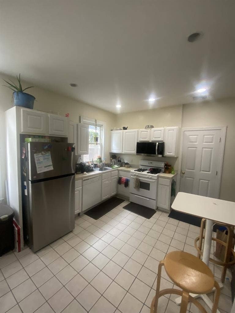 ROOM AVAIL IN BRIGHTON STARTING SEP