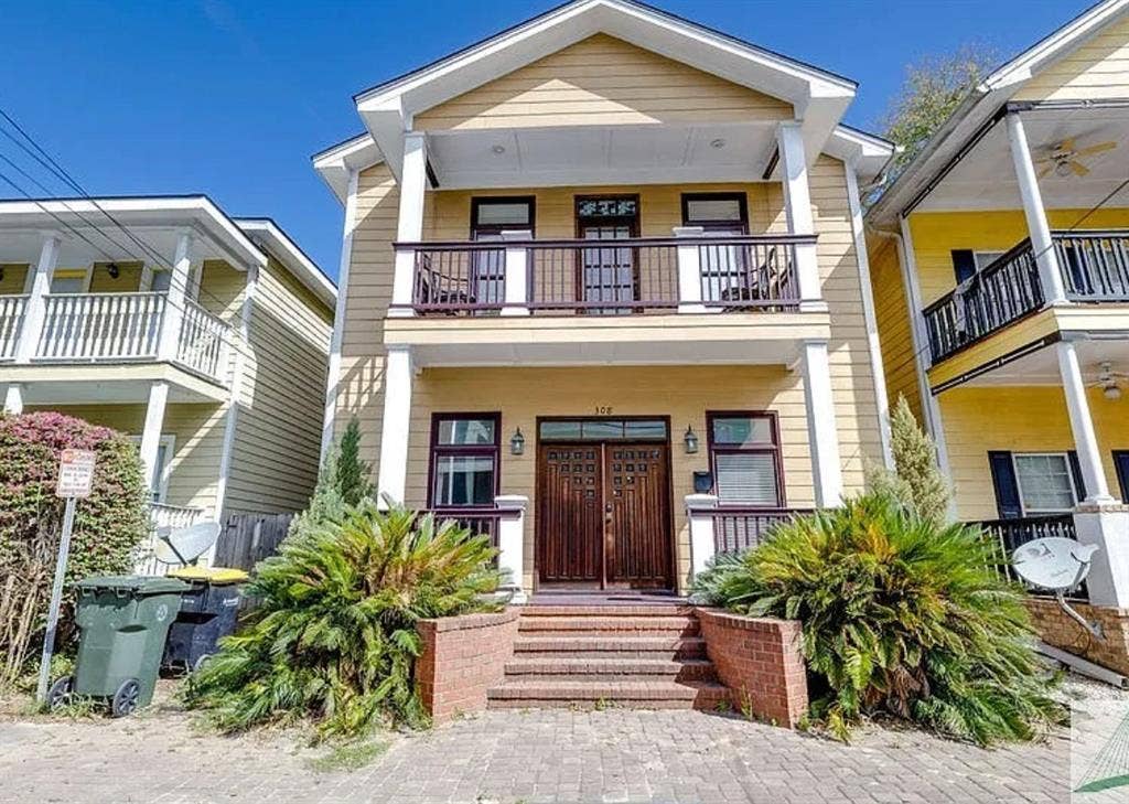 Looking for 1 Female roommate!