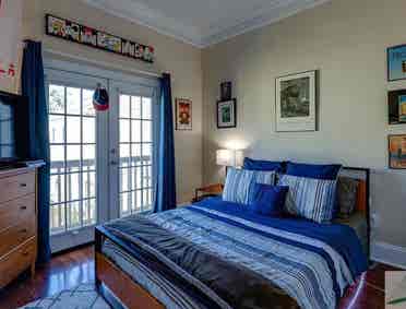 Looking for 1 Female roommate!