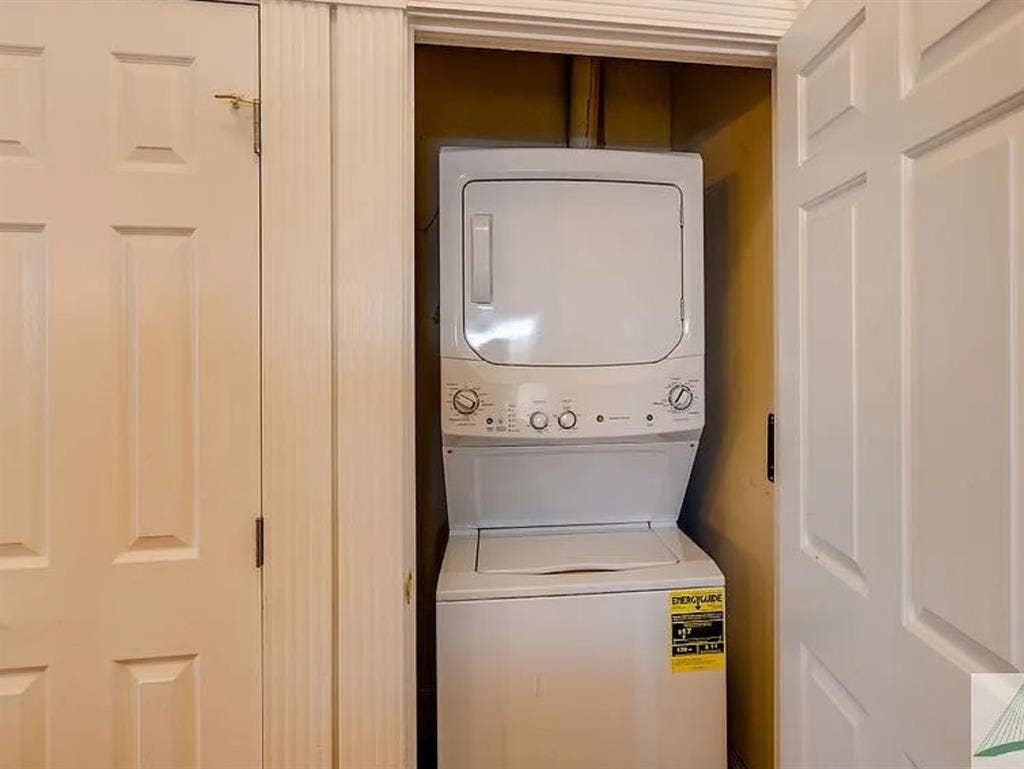 Looking for 1 Female roommate!