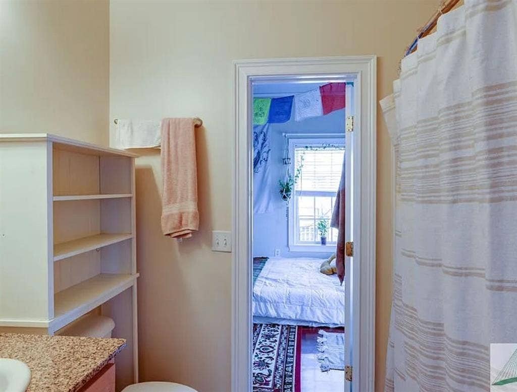 Looking for 1 Female roommate!