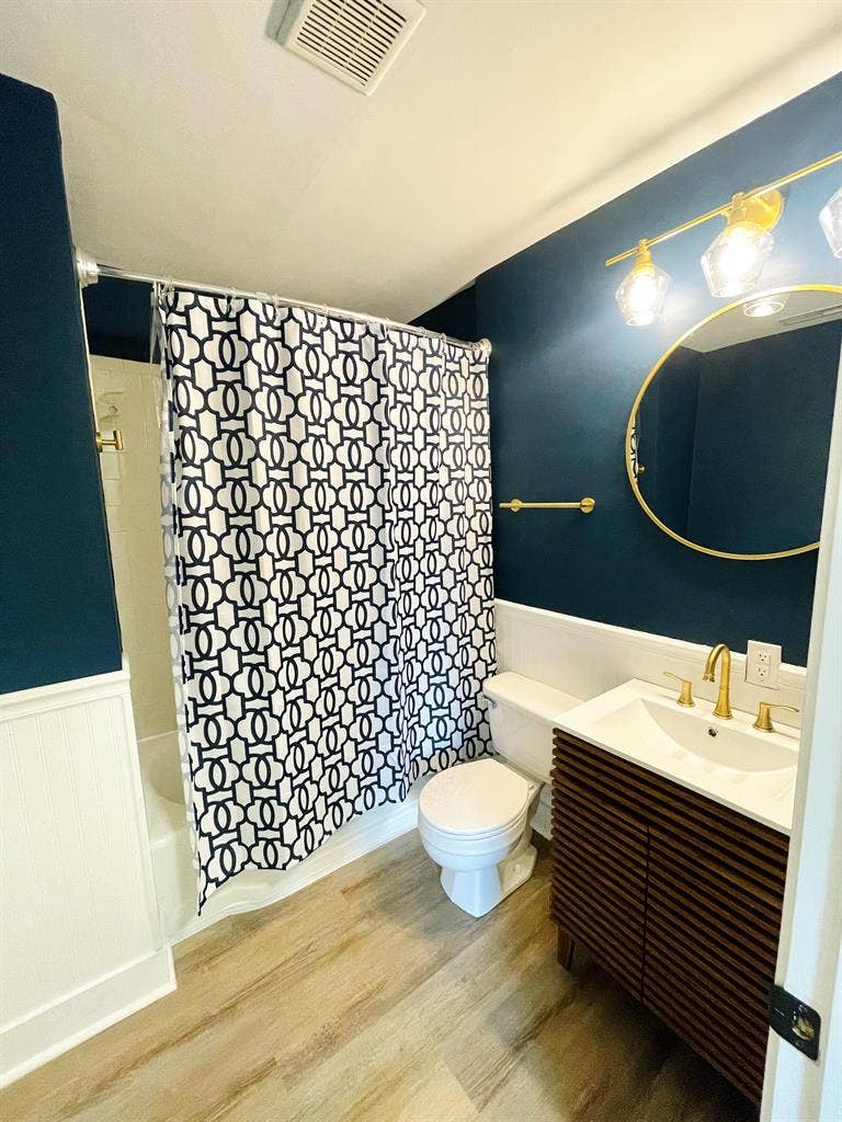 Room near hospital & downtown