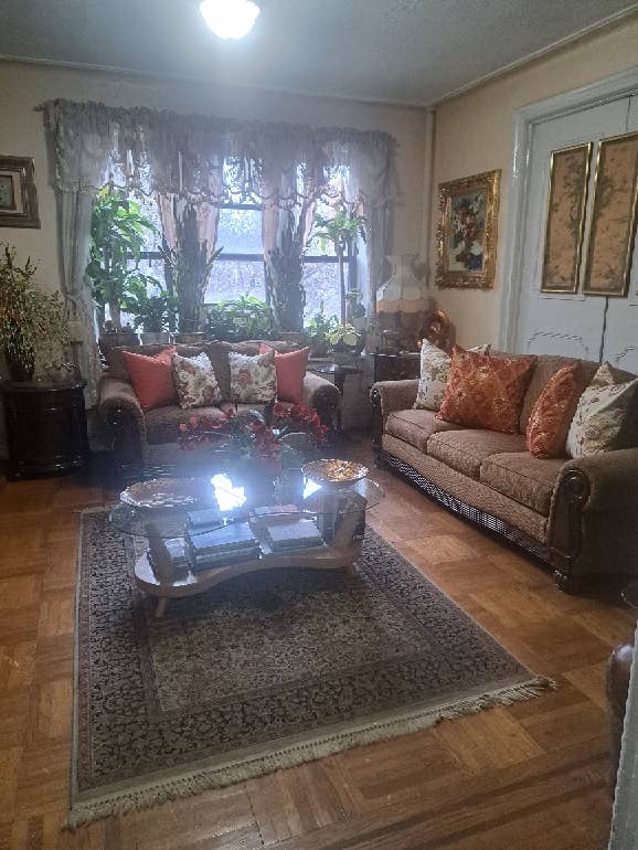 Bright Spacious Room Available