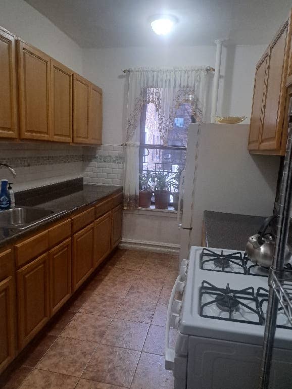 Bright Spacious Room Available