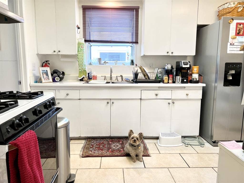 Cozy Vibe Rm in 
gated Property