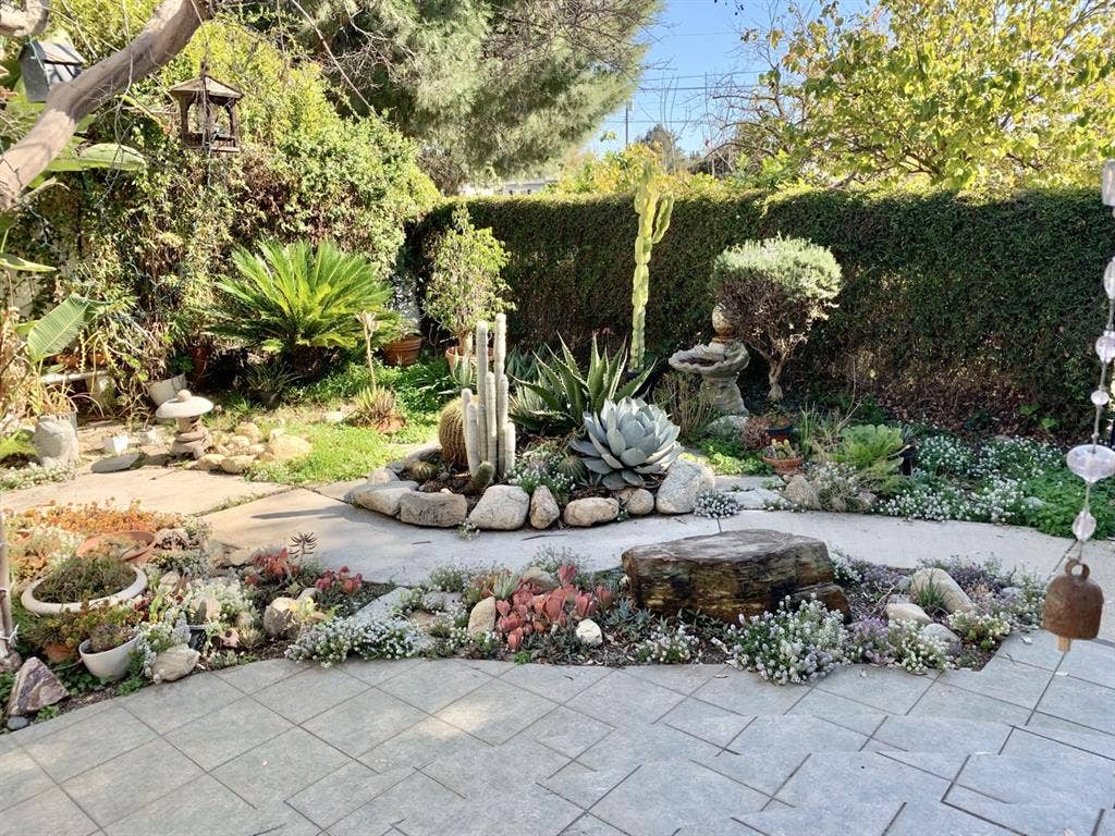 Cozy Vibe Rm in 
gated Property