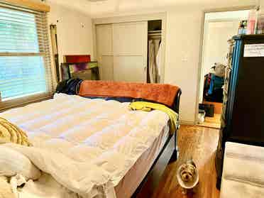 Cozy Vibe Rm in 
gated Property