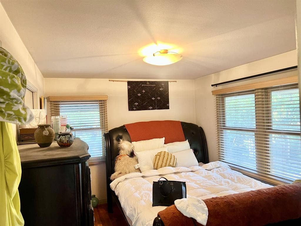 Cozy Vibe Rm in
gated Property