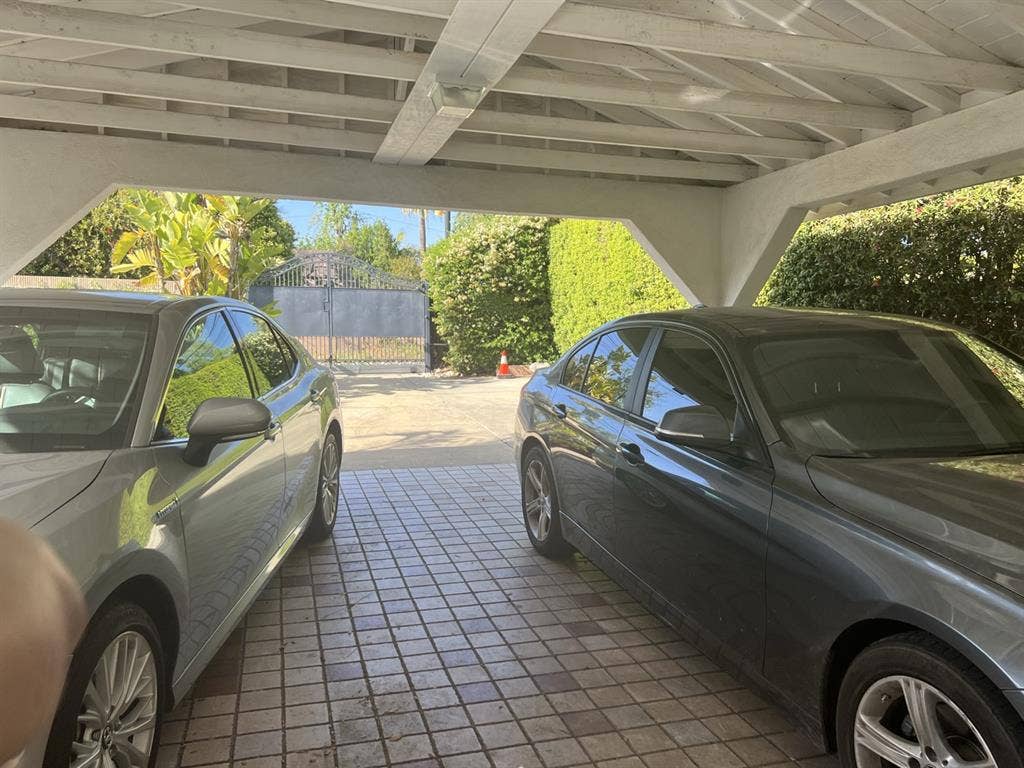 Cozy Vibe Rm in 
gated Property