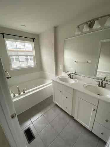 Primary Suite w/garage in Greenbelt