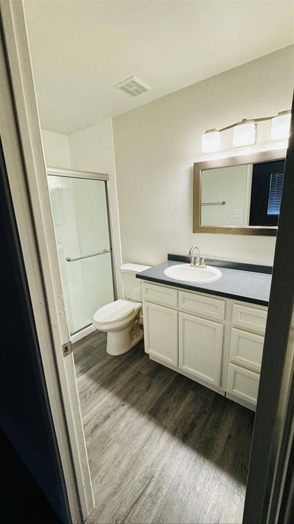 Master bedroom room to rent