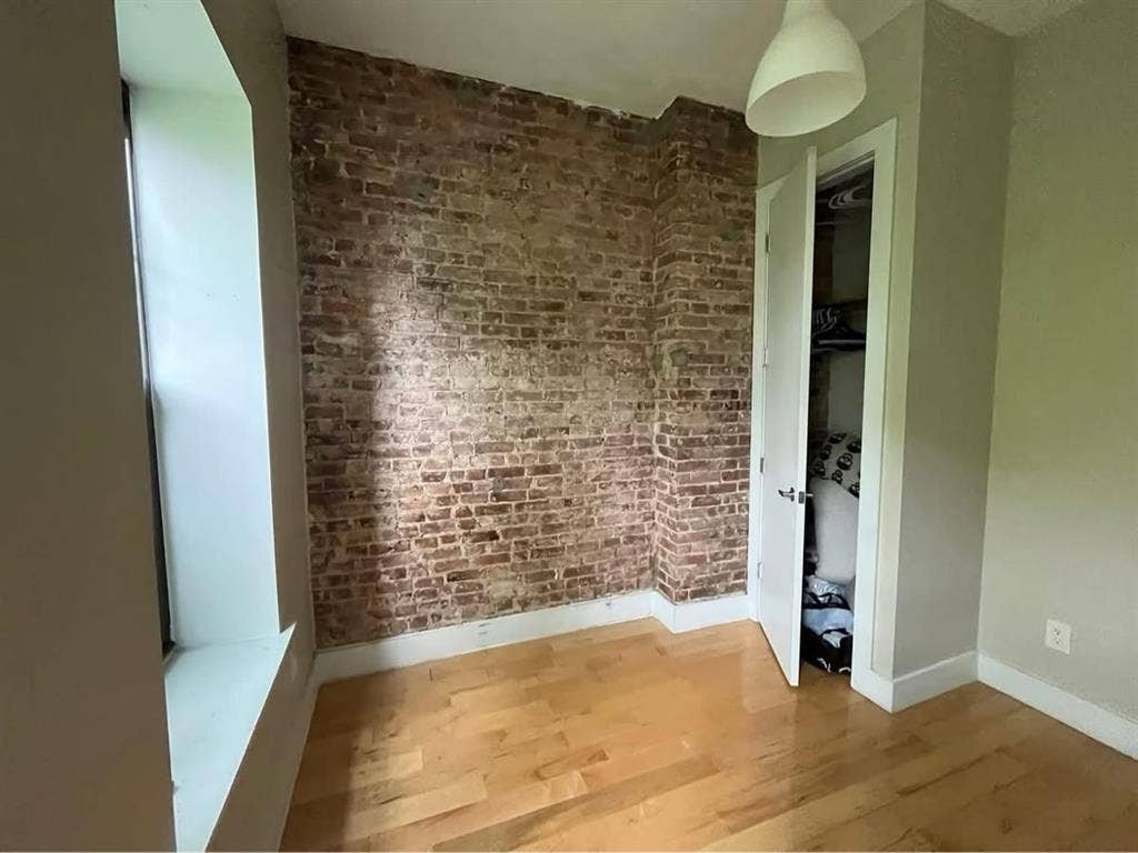 Looking for 5th Rommate