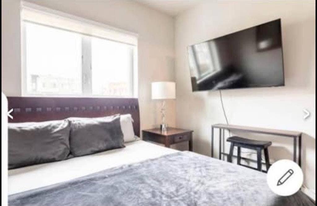 2 Private Rooms in Ktown !!!