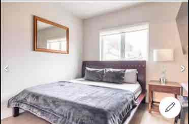 2 Private Rooms in Ktown !!!