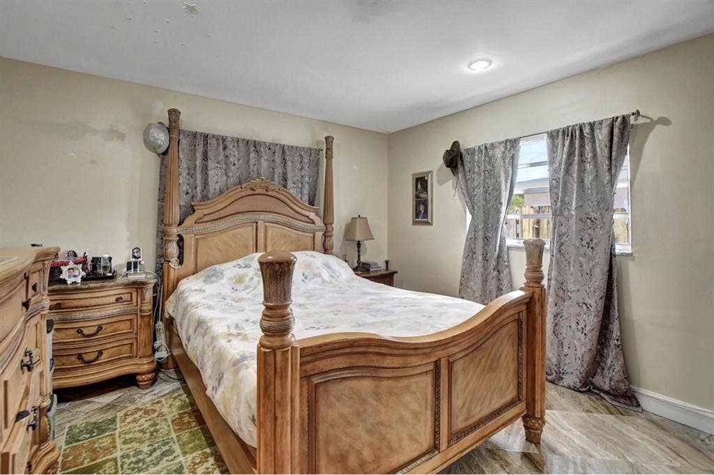 Semi-Studio room available in Boca