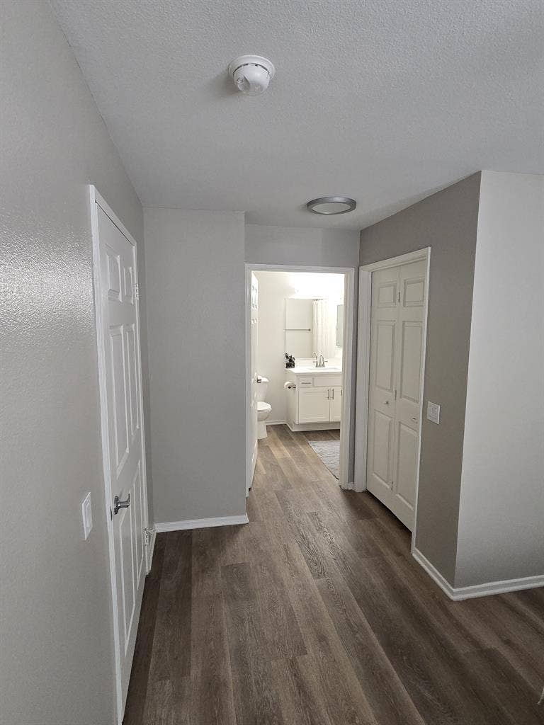 Master bed. w/private bath.