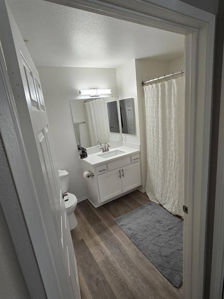 Master bed. w/private bath.