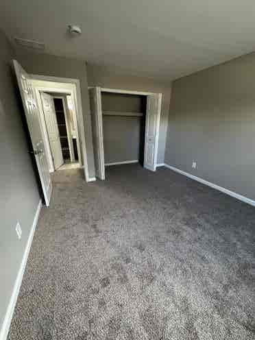 Looking for a roommate for Woodbury
