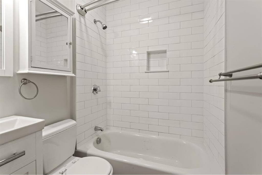 Room Available in quiet BR