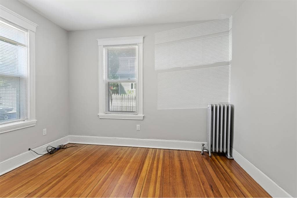 Room Available in quiet BR