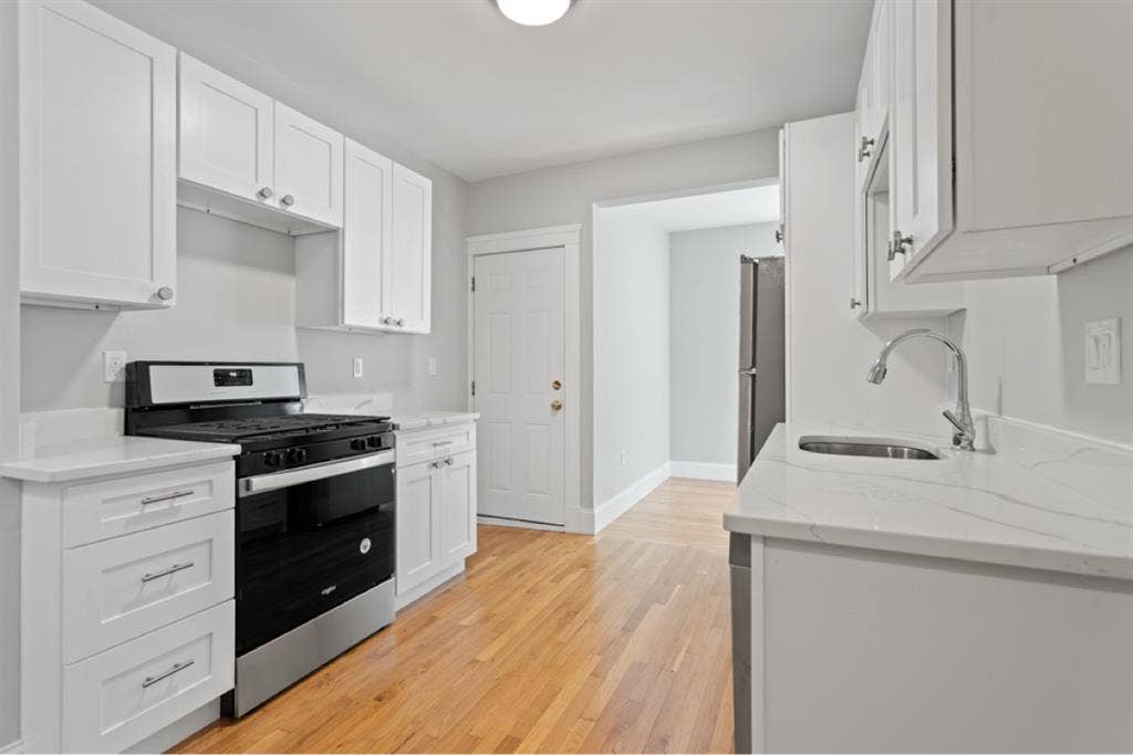 Room Available in quiet BR