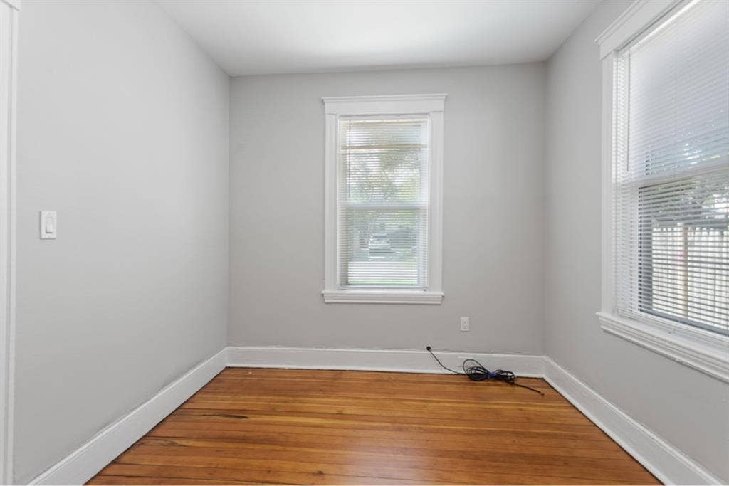 Room Available in quiet BR