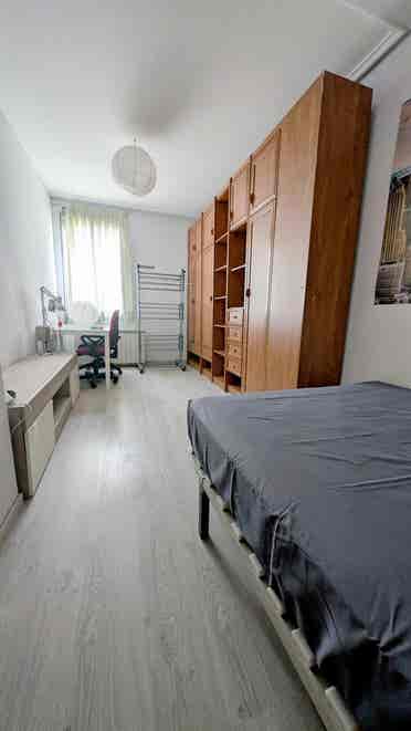 Habitación amplia y luminosa cerca