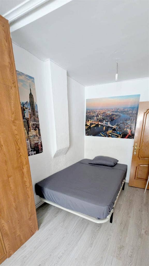 Habitación amplia y luminosa cerca