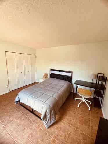 Room for rent in 2BR townhouse