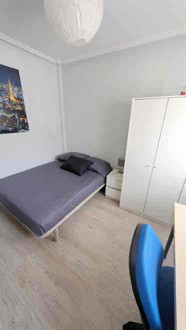 Habitación luminosa y equipada
