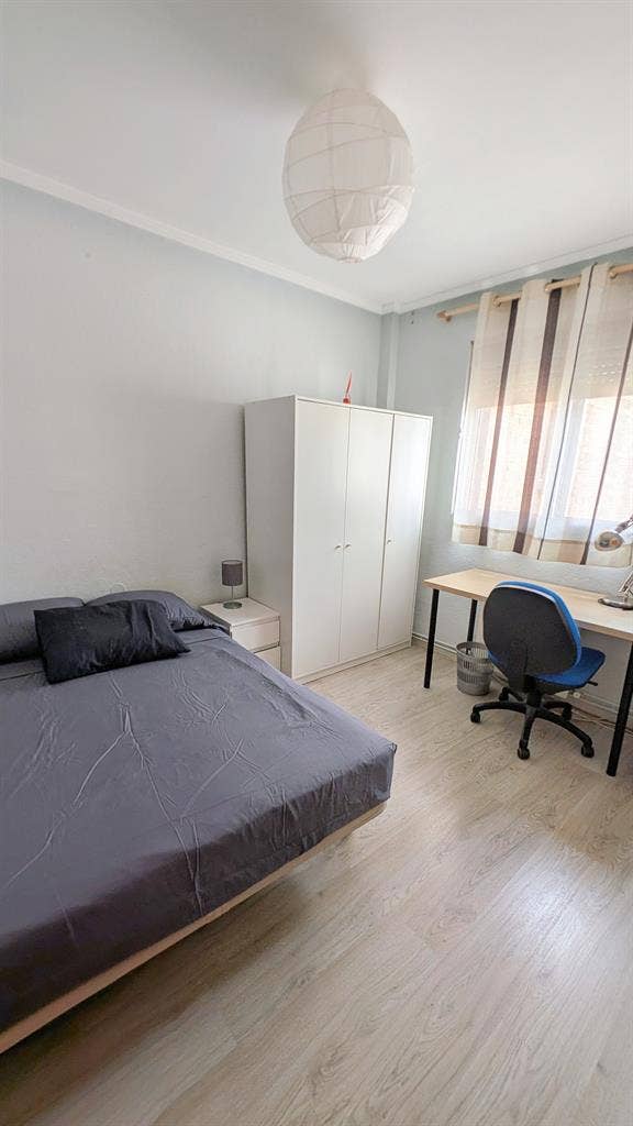 Habitación luminosa y equipada