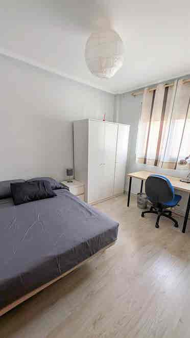 Habitación luminosa y equipada