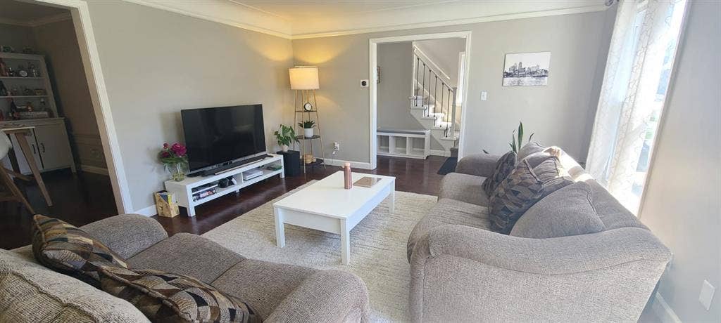 Furnished room in Detroit House