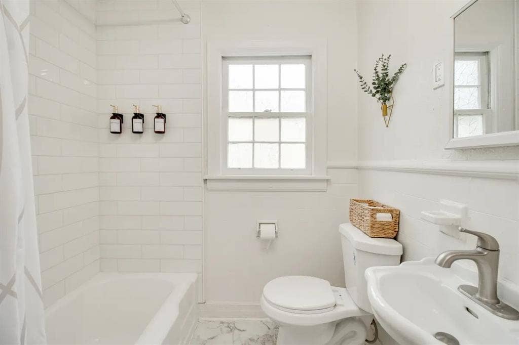 Looking for Female Roommate